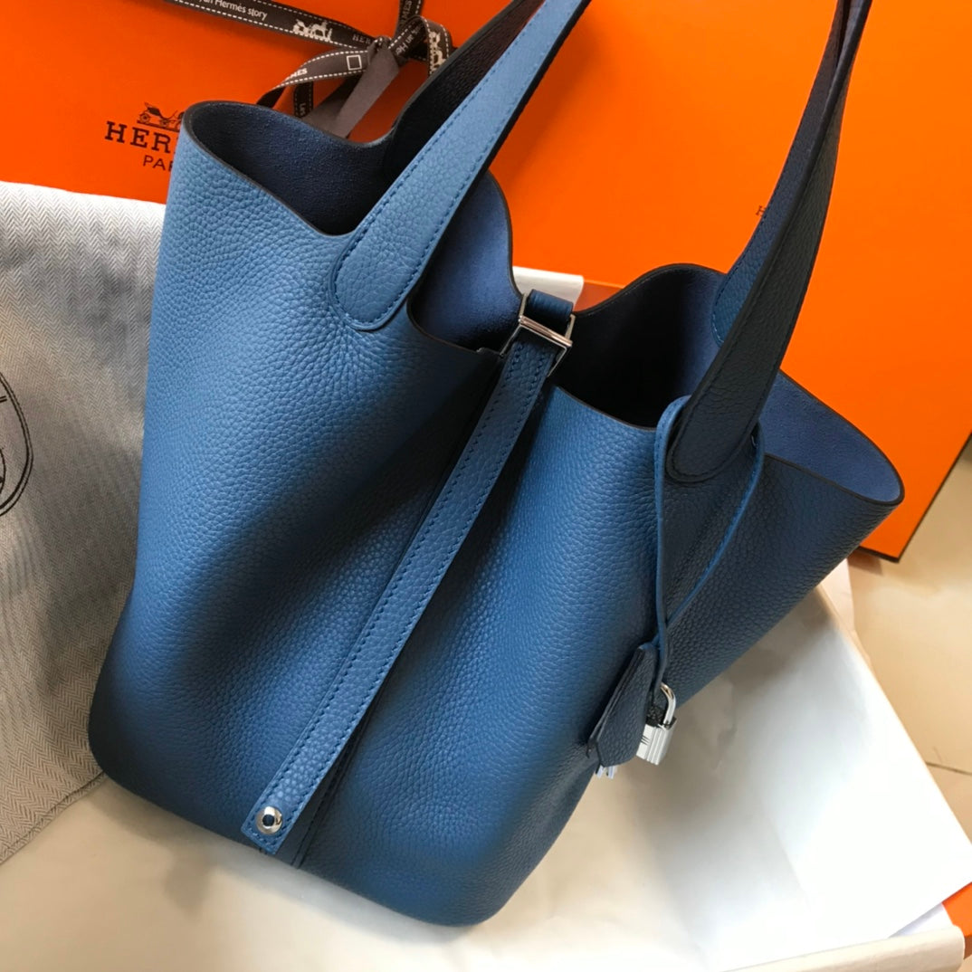 Cerradura picotin, cuero azul Togo, herrajes plateados