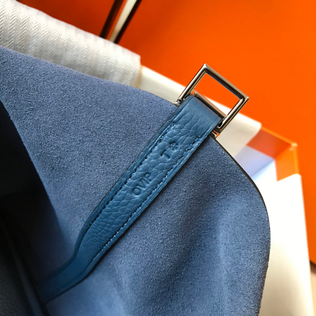 Cerradura picotin, cuero azul Togo, herrajes plateados