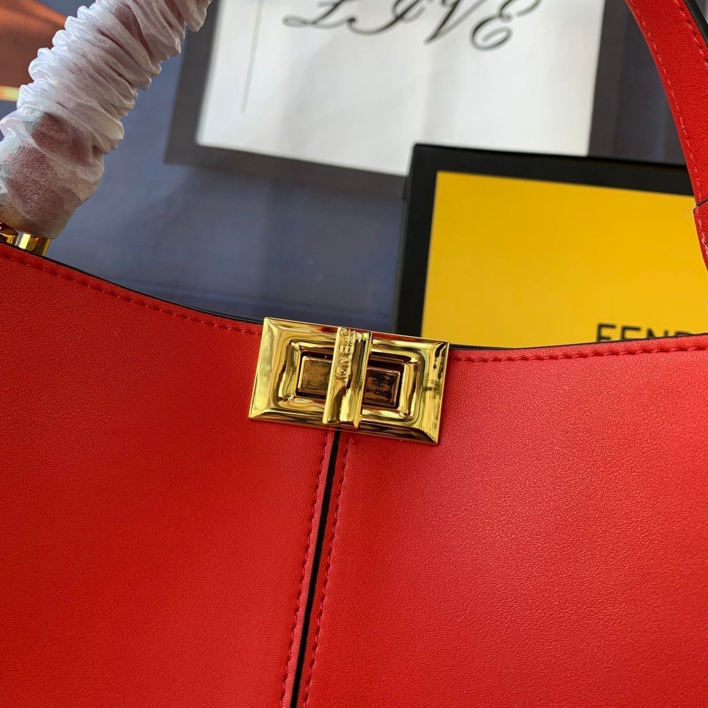 Bolso Peekaboo X-lite mediano de 30 cm, piel de cordero roja, herrajes dorados