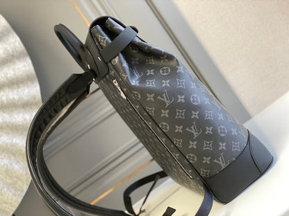 MOCHILA STEAMER 45 EN LONA ECLIPSE CON MONOGRAMA METALIZADO Y PIEL DE BECERRO NEGRA CON HEBILLA PLATEADA