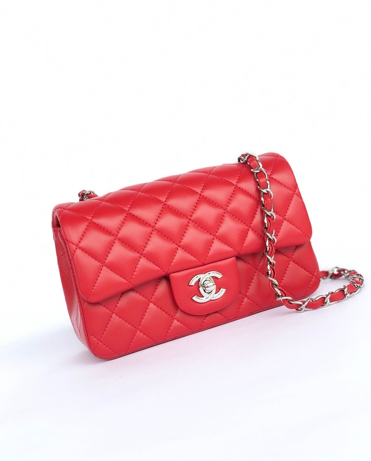 MINI BOLSO RECTANGULAR CON SOLAPA 20CM PIEL DE CORDERO ROJA HERRAMIENTAS PLATEADAS