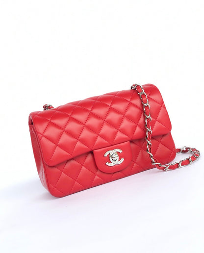 MINI BOLSO RECTANGULAR CON SOLAPA 20CM PIEL DE CORDERO ROJA HERRAMIENTAS PLATEADAS