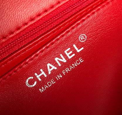MINI BOLSO RECTANGULAR CON SOLAPA 20CM PIEL DE CORDERO ROJA HERRAMIENTAS PLATEADAS