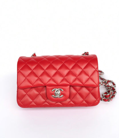 MINI BOLSO RECTANGULAR CON SOLAPA 20CM PIEL DE CORDERO ROJA HERRAMIENTAS PLATEADAS