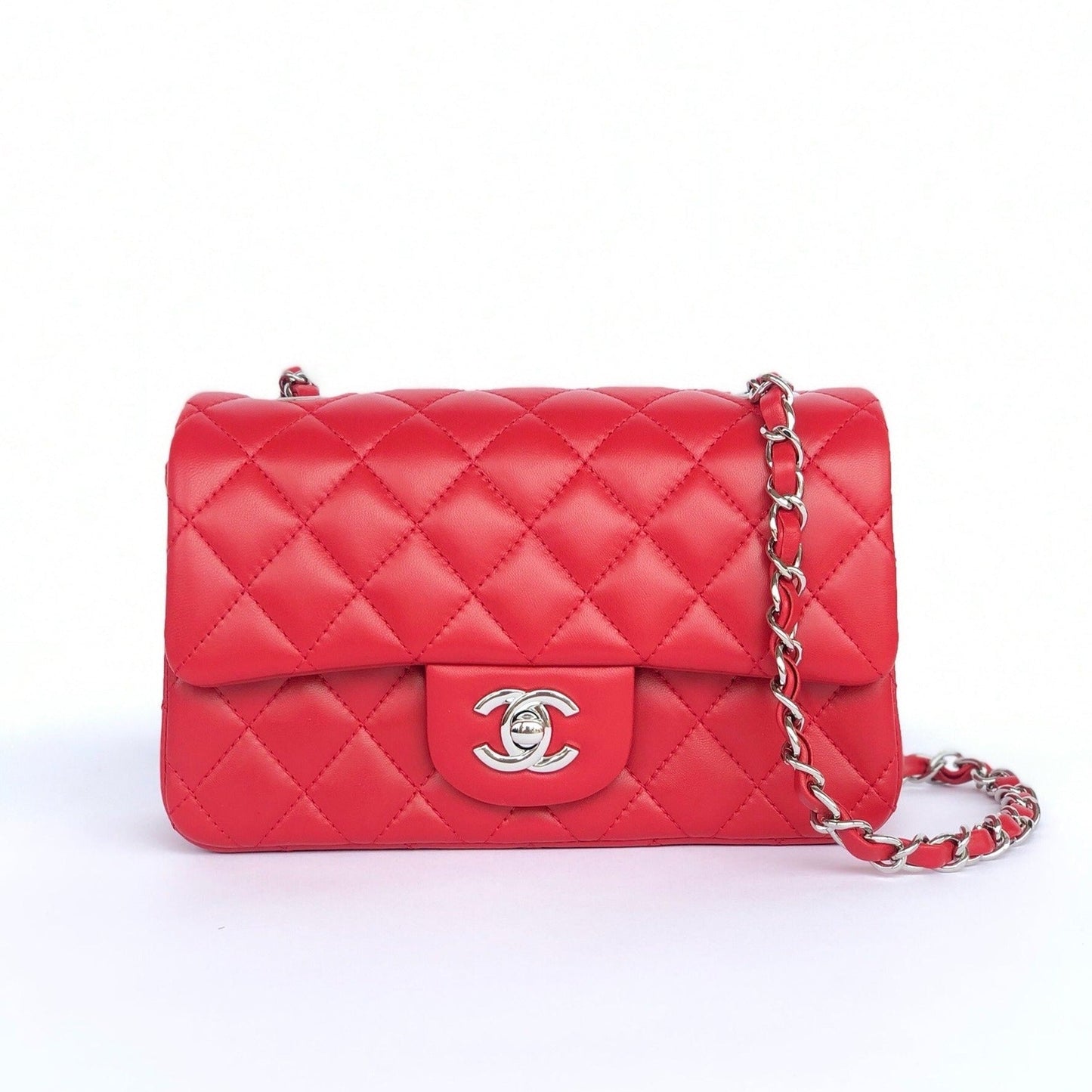MINI BOLSO RECTANGULAR CON SOLAPA 20CM PIEL DE CORDERO ROJA HERRAMIENTAS PLATEADAS