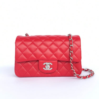MINI BOLSO RECTANGULAR CON SOLAPA 20CM PIEL DE CORDERO ROJA HERRAMIENTAS PLATEADAS