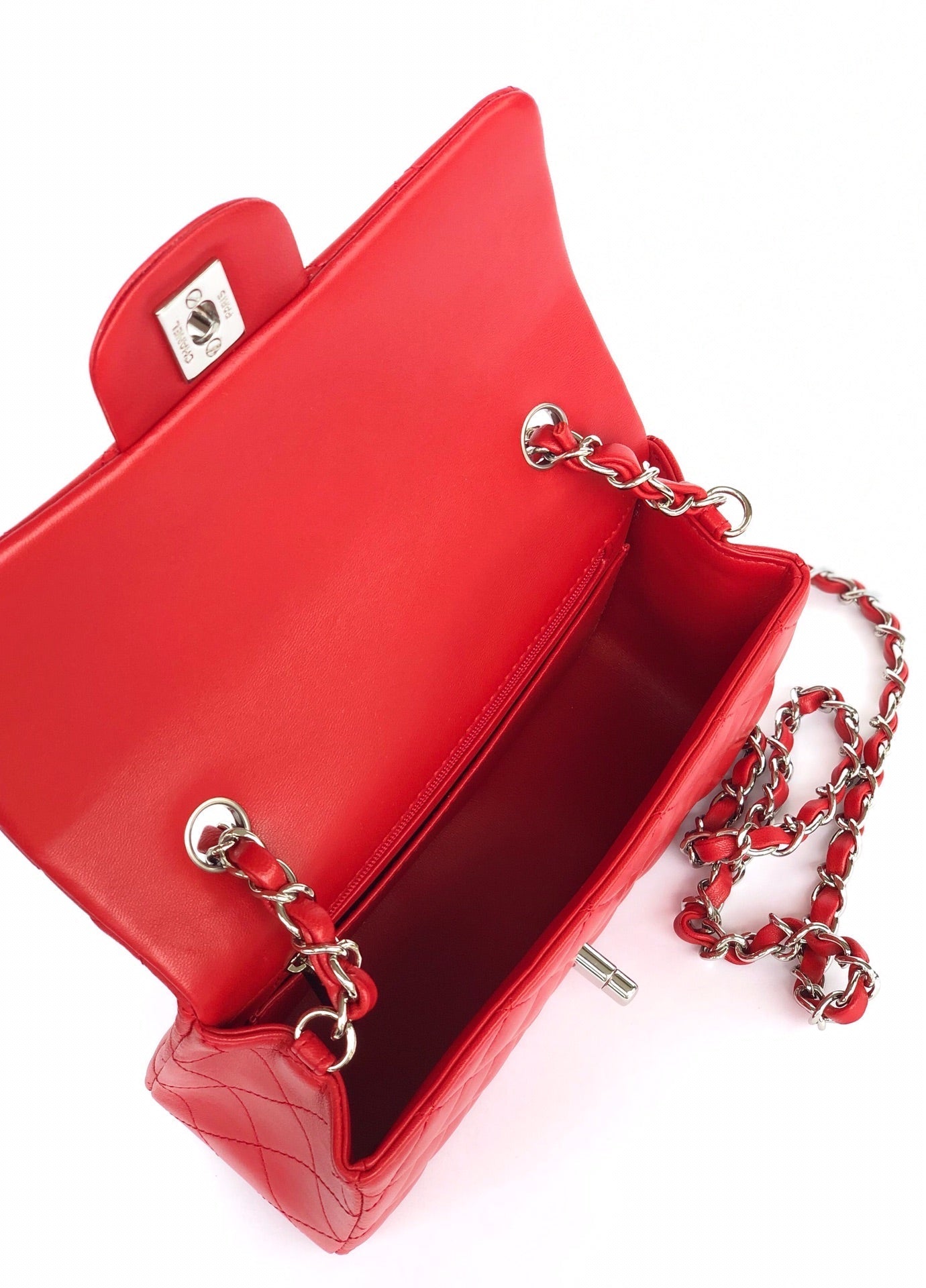 MINI BOLSO RECTANGULAR CON SOLAPA 20CM PIEL DE CORDERO ROJA HERRAMIENTAS PLATEADAS