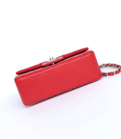 MINI BOLSO RECTANGULAR CON SOLAPA 20CM PIEL DE CORDERO ROJA HERRAMIENTAS PLATEADAS