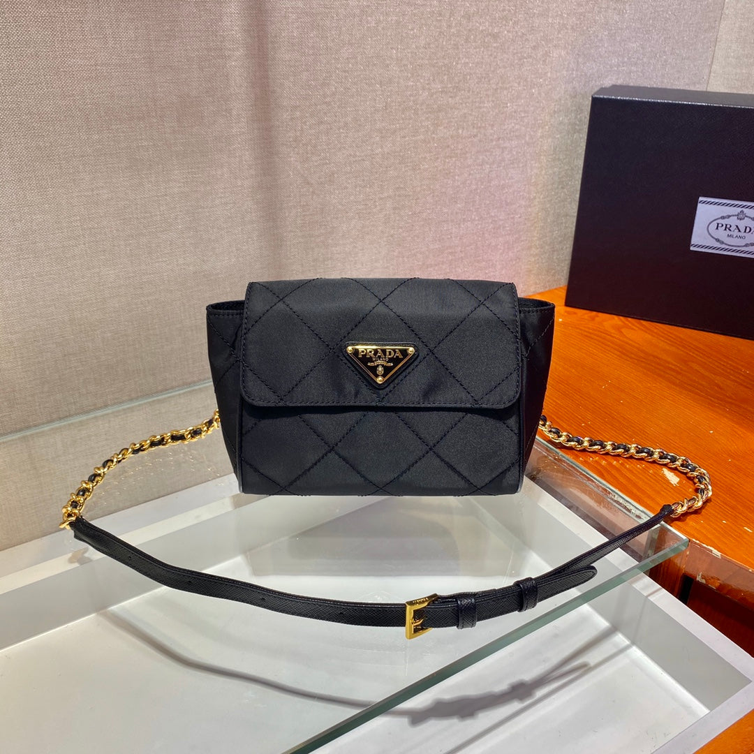 BOLSO PEQUEÑO ACOLCHADO CON SOLAPA DE 18" EN TELA DE NYLON NEGRO CON CADENA DORADA