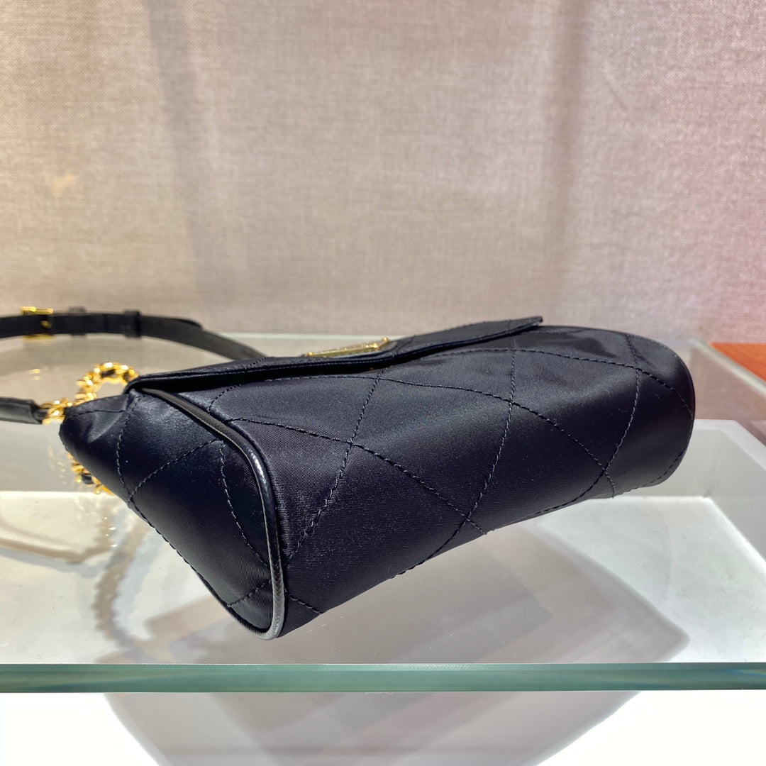 BOLSO PEQUEÑO ACOLCHADO CON SOLAPA DE 18" EN TELA DE NYLON NEGRO CON CADENA DORADA