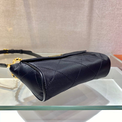 BOLSO PEQUEÑO ACOLCHADO CON SOLAPA DE 18" EN TELA DE NYLON NEGRO CON CADENA DORADA