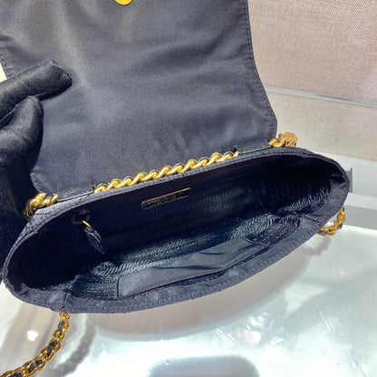 BOLSO PEQUEÑO ACOLCHADO CON SOLAPA DE 18" EN TELA DE NYLON NEGRO CON CADENA DORADA