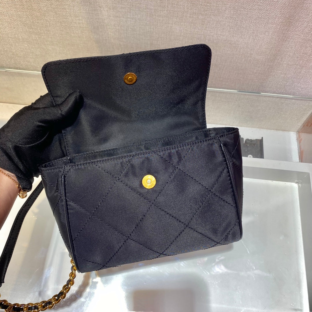 BOLSO PEQUEÑO ACOLCHADO CON SOLAPA DE 18" EN TELA DE NYLON NEGRO CON CADENA DORADA