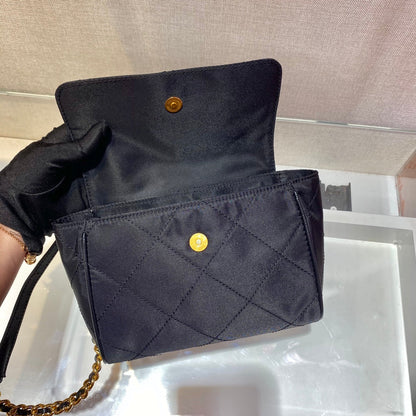 BOLSO PEQUEÑO ACOLCHADO CON SOLAPA DE 18" EN TELA DE NYLON NEGRO CON CADENA DORADA