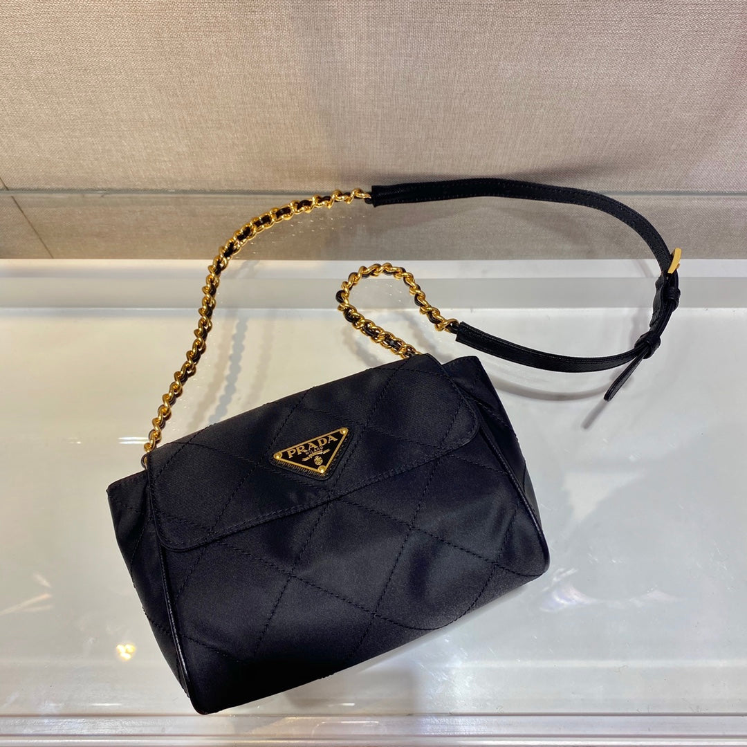 BOLSO PEQUEÑO ACOLCHADO CON SOLAPA DE 18" EN TELA DE NYLON NEGRO CON CADENA DORADA