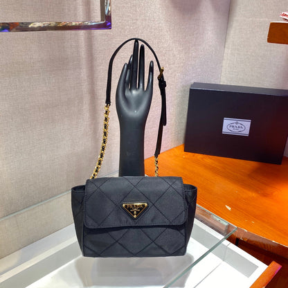 BOLSO PEQUEÑO ACOLCHADO CON SOLAPA DE 18" EN TELA DE NYLON NEGRO CON CADENA DORADA