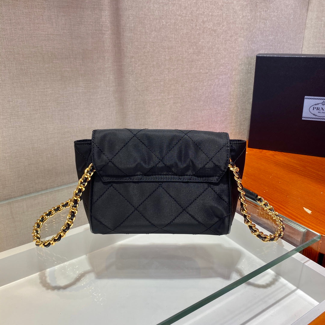 BOLSO PEQUEÑO ACOLCHADO CON SOLAPA DE 18" EN TELA DE NYLON NEGRO CON CADENA DORADA