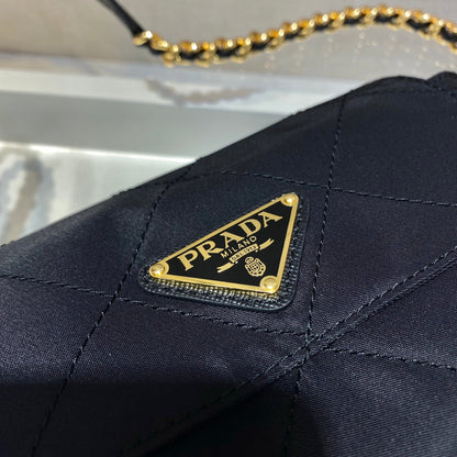 BOLSO PEQUEÑO ACOLCHADO CON SOLAPA DE 18" EN TELA DE NYLON NEGRO CON CADENA DORADA