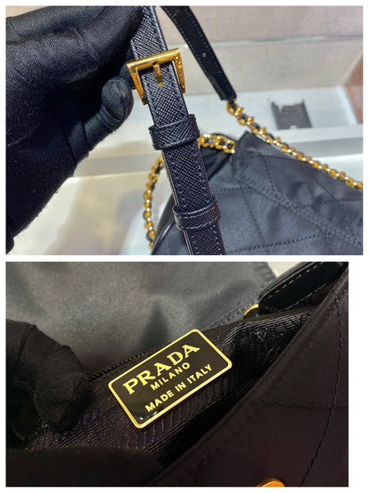 BOLSO PEQUEÑO ACOLCHADO CON SOLAPA DE 18" EN TELA DE NYLON NEGRO CON CADENA DORADA