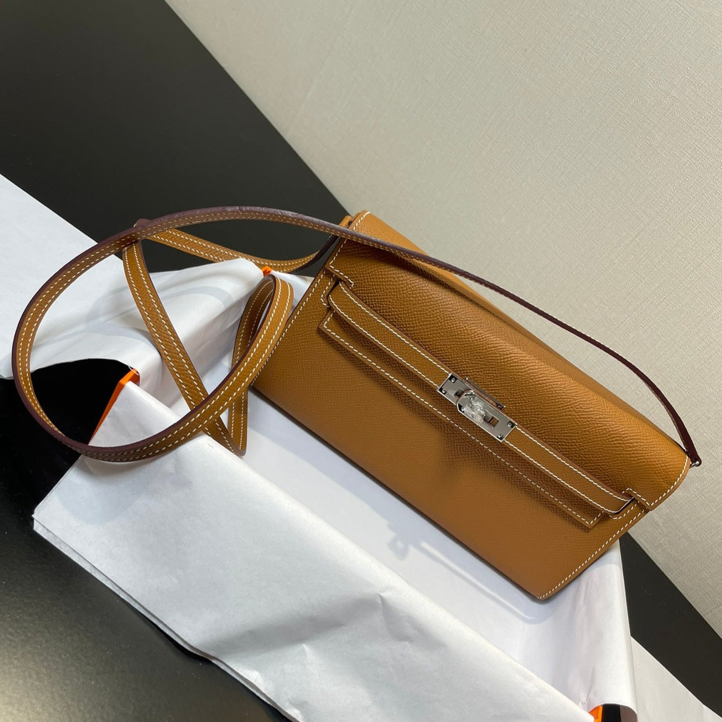 Cartera Kelly To Go de 20,5" con herrajes plateados Epsom dorados