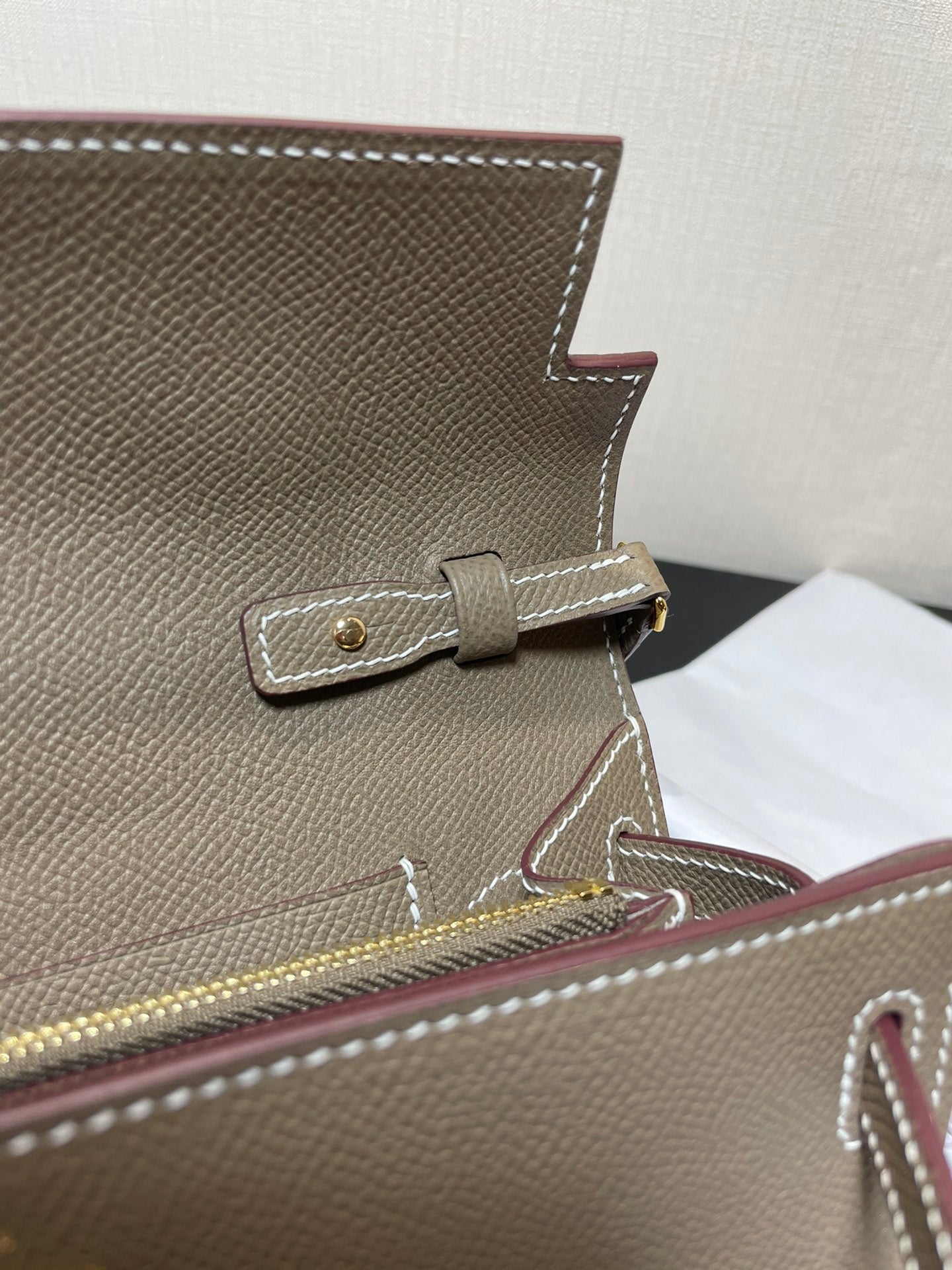 Cartera Kelly To Go de 20,5" con hardware dorado Epsom