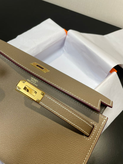 Cartera Kelly To Go de 20,5" con hardware dorado Epsom
