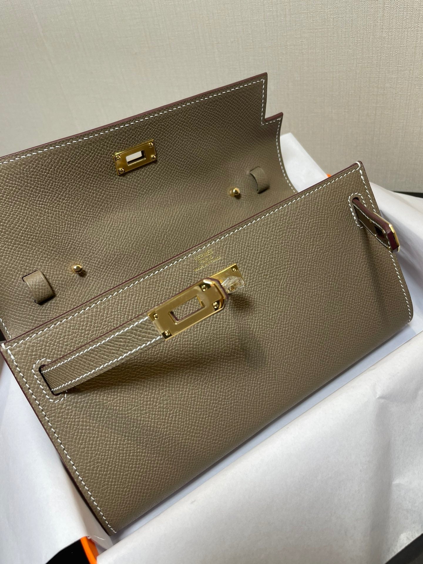 Cartera Kelly To Go de 20,5" con hardware dorado Epsom