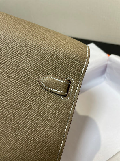 Cartera Kelly To Go de 20,5" con hardware dorado Epsom