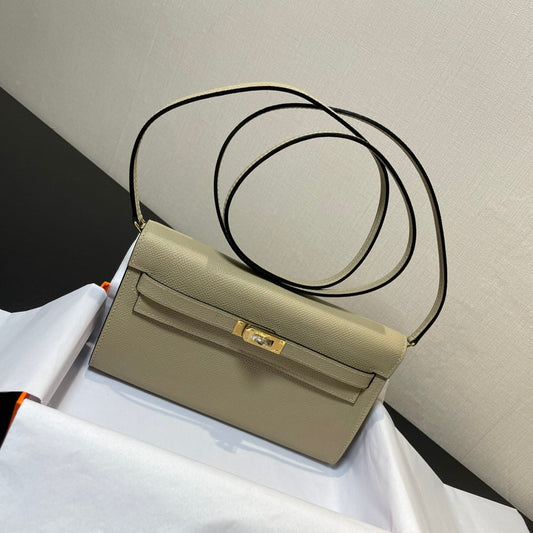Cartera Kelly To Go de 20,5" con hardware dorado de Epsom Lichen