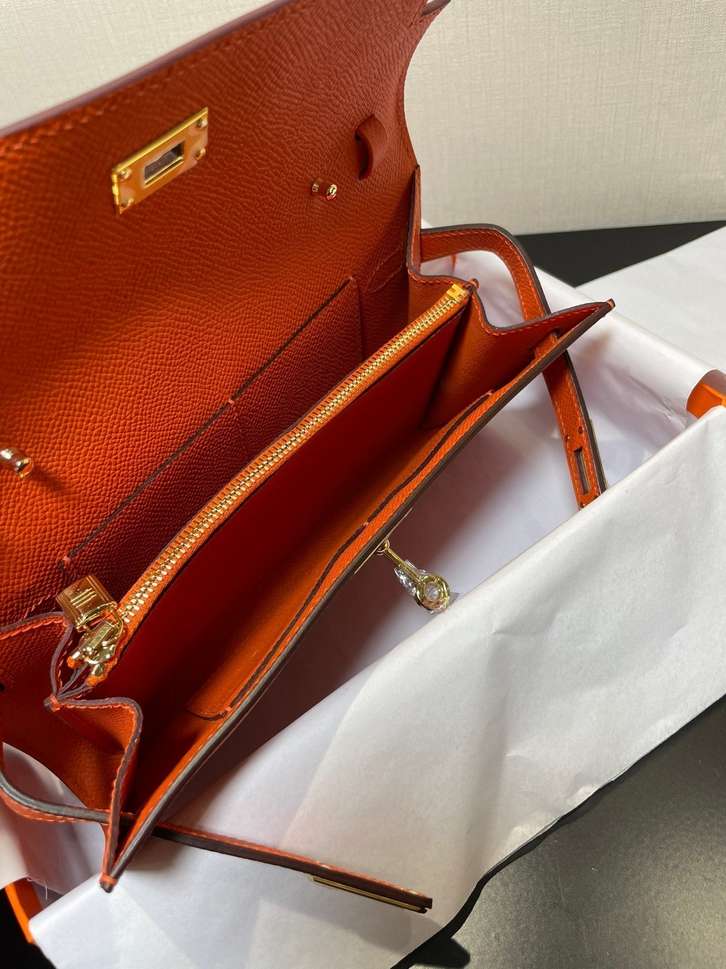 Kelly WOC 20.5 naranja Epsom con herrajes dorados