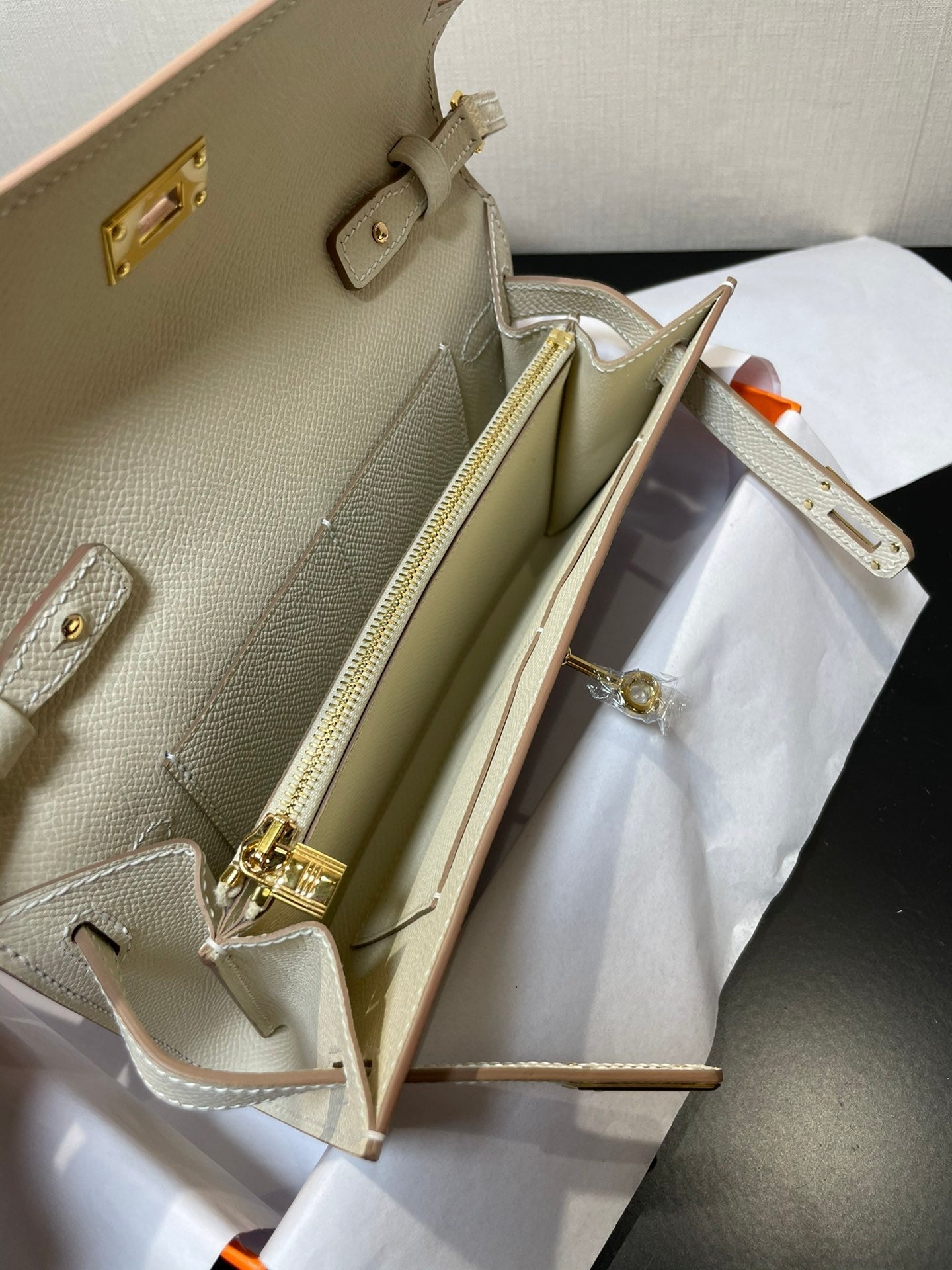 Cartera Kelly To Go de 20,5" con herrajes dorados Epsom blancos