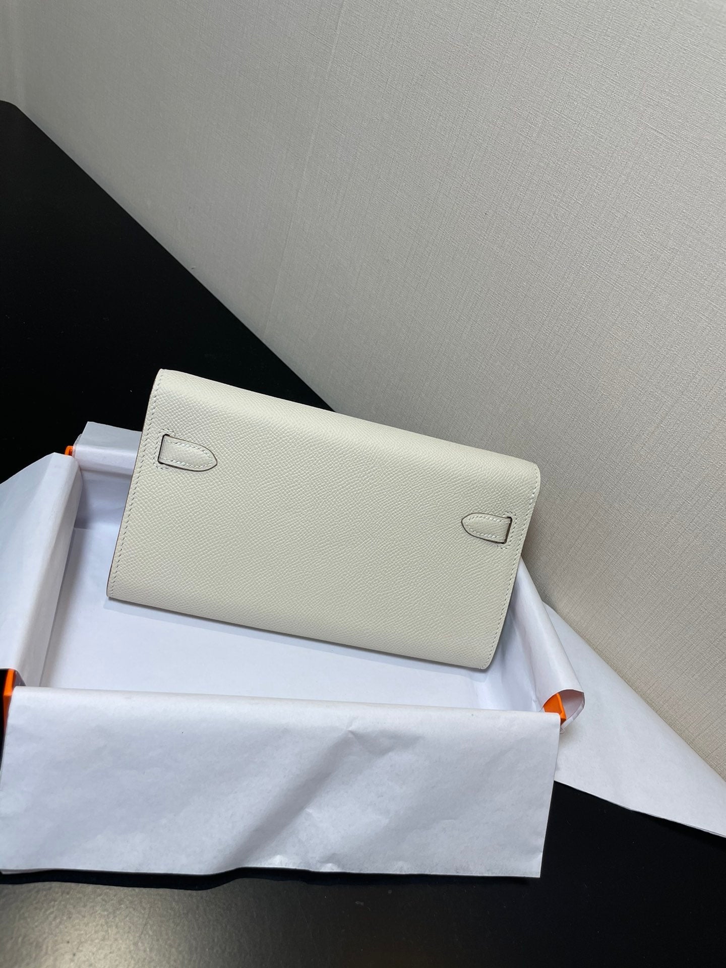 Cartera Kelly To Go de 20,5" con herrajes dorados Epsom blancos