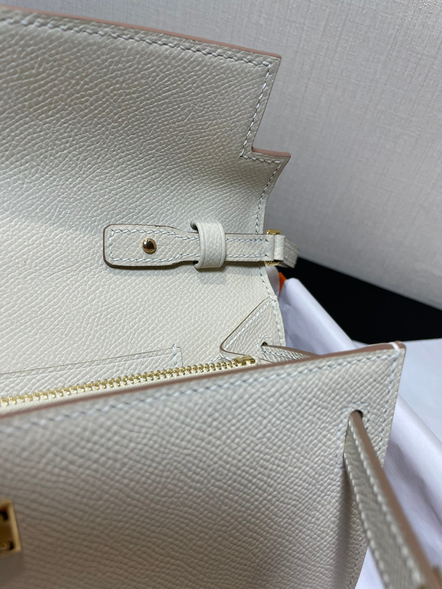 Cartera Kelly To Go de 20,5" con herrajes dorados Epsom blancos