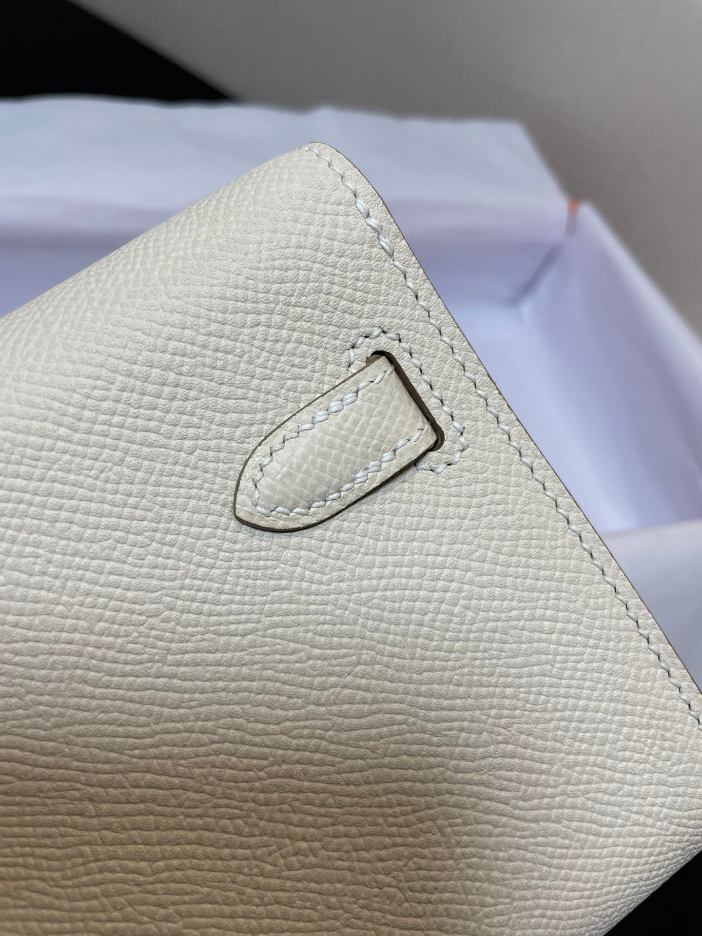 Cartera Kelly To Go de 20,5" con herrajes dorados Epsom blancos