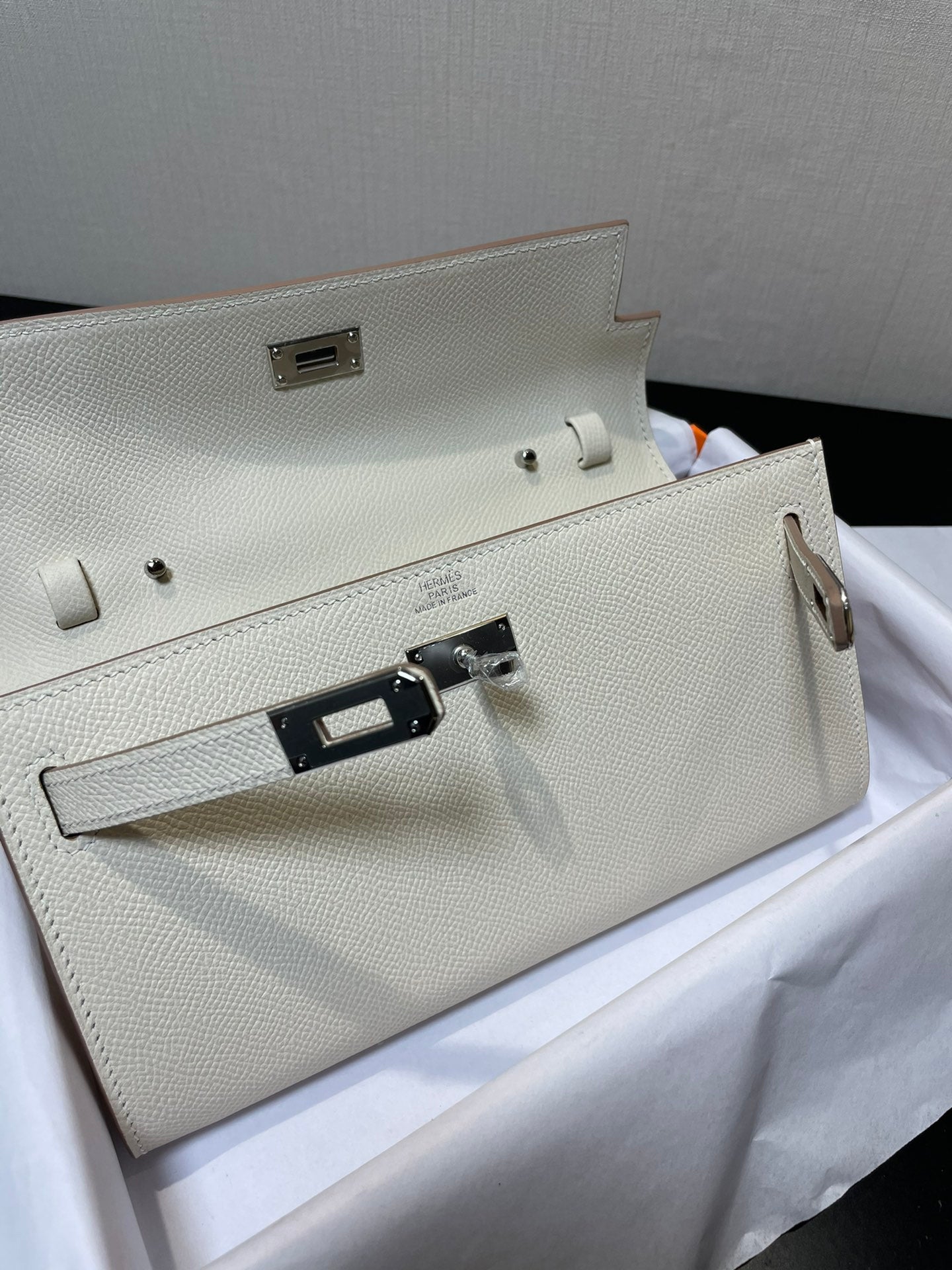 Cartera Kelly To Go de 20,5" blanca con herrajes plateados Epsom