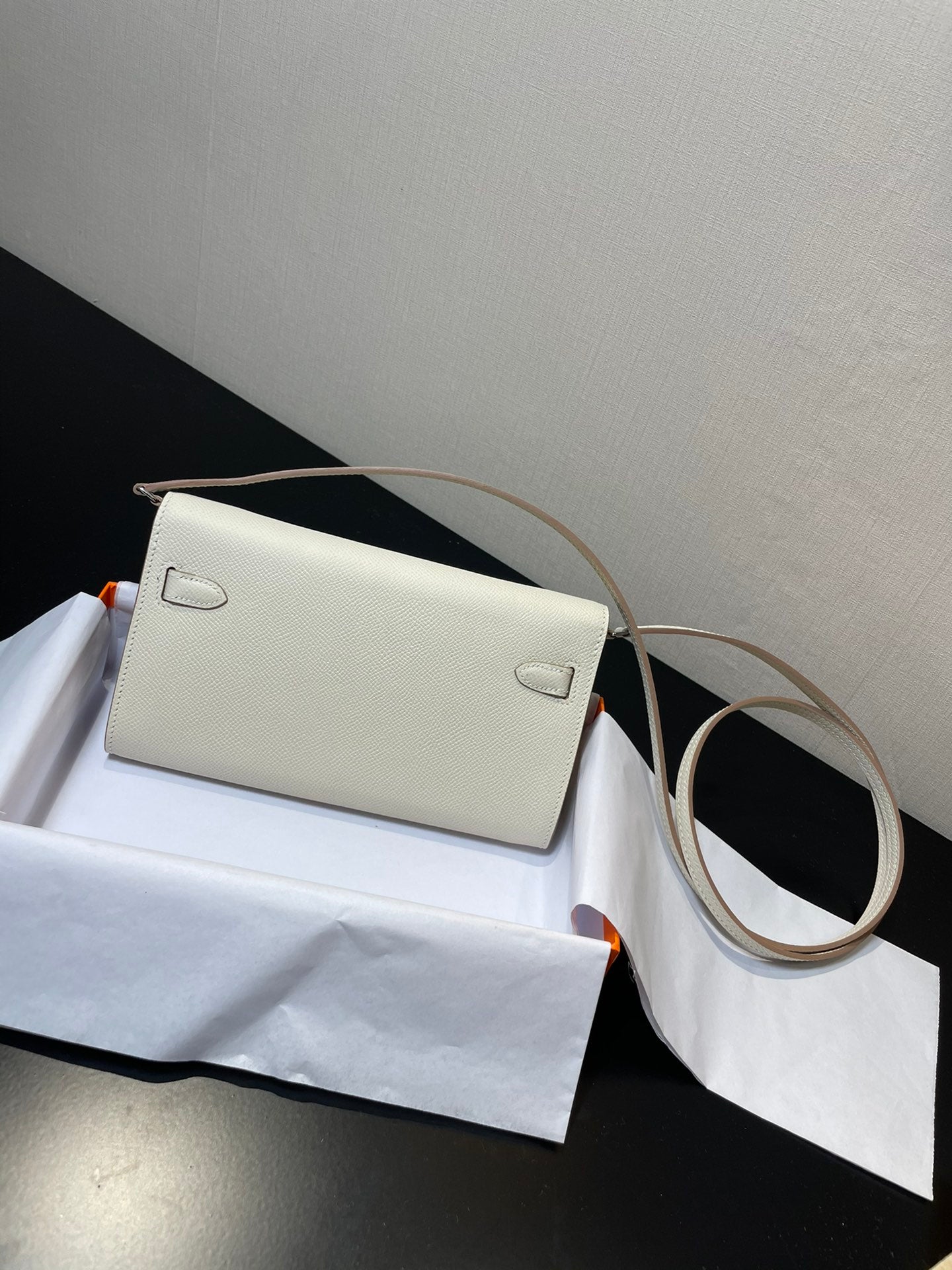 Cartera Kelly To Go de 20,5" blanca con herrajes plateados Epsom