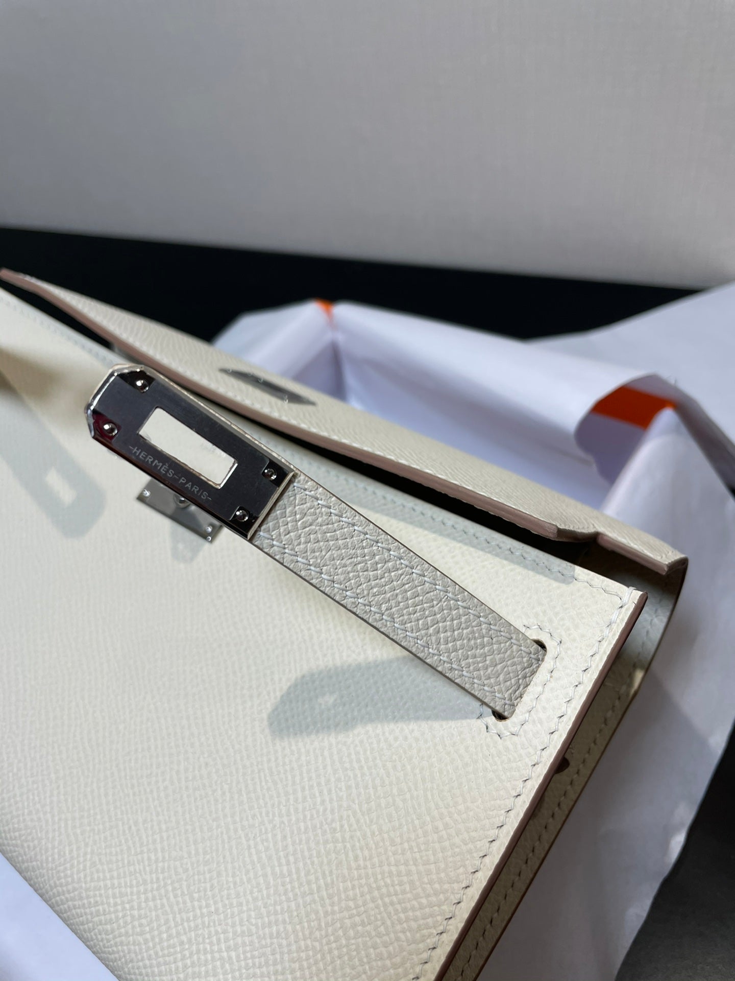 Cartera Kelly To Go de 20,5" blanca con herrajes plateados Epsom