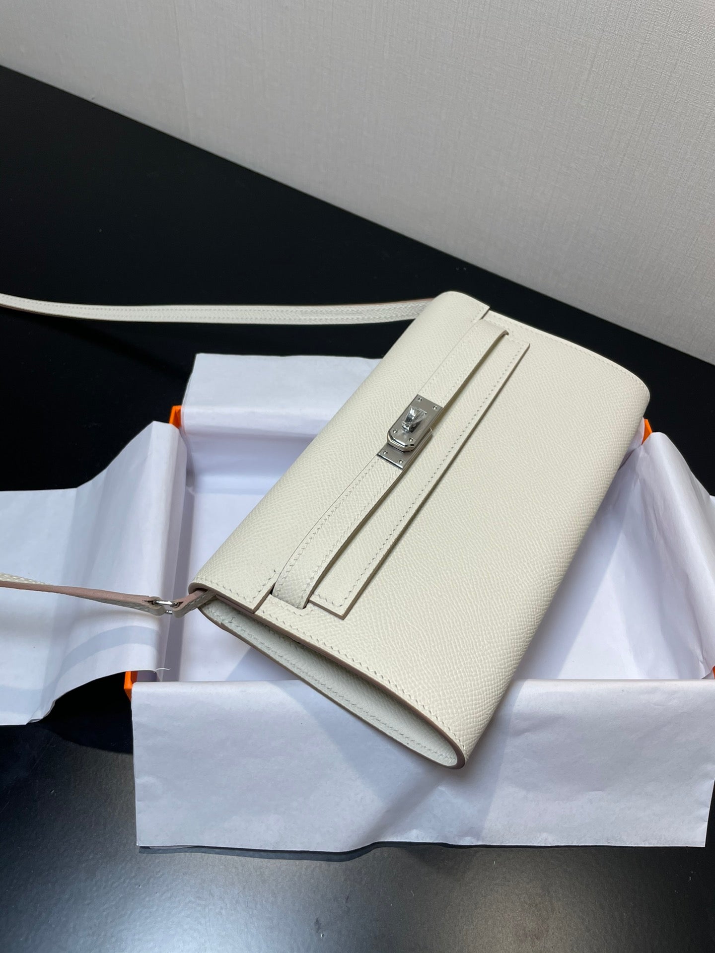Cartera Kelly To Go de 20,5" blanca con herrajes plateados Epsom