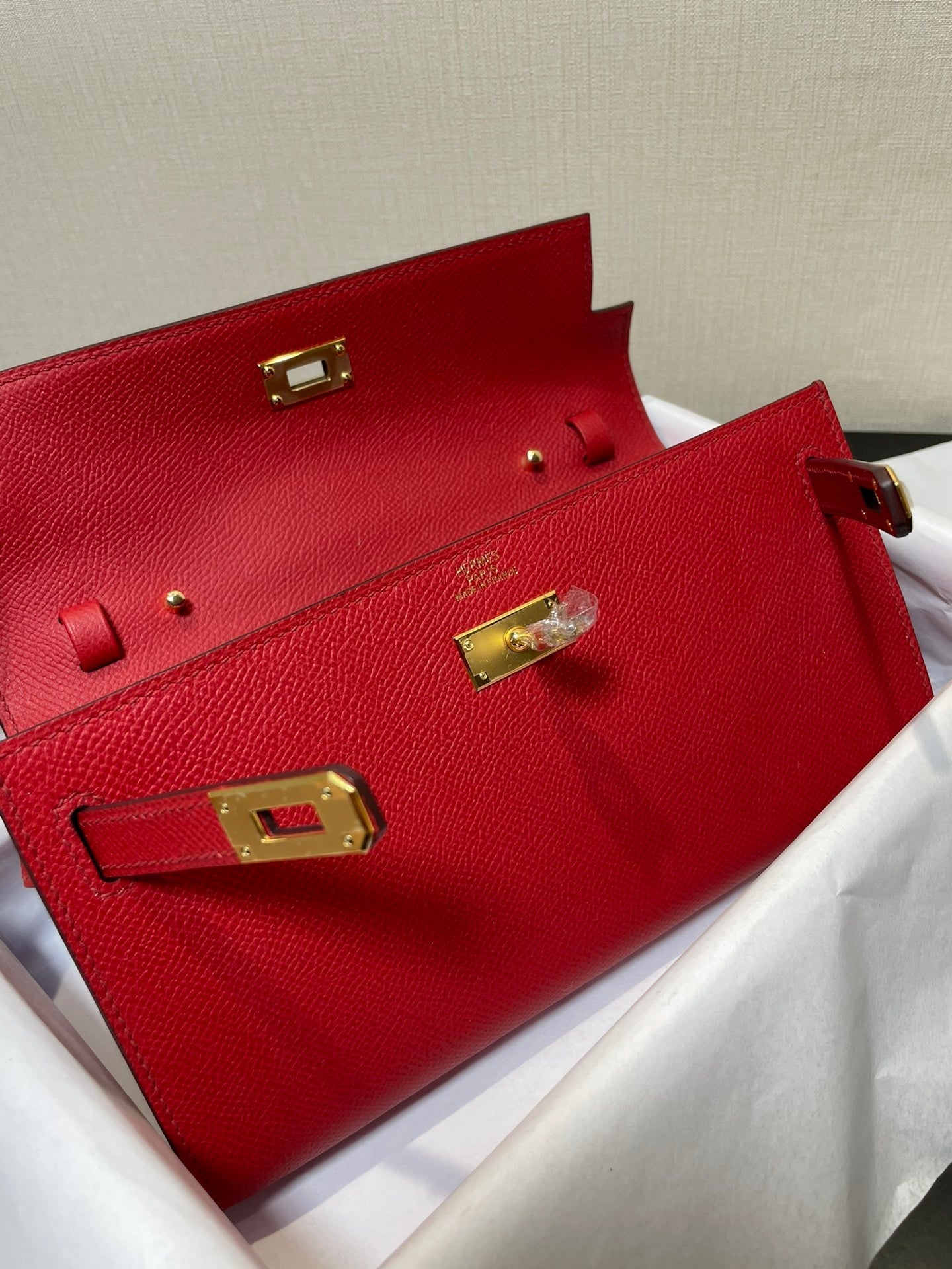 Kelly WOC 20.5 rojo Epsom con herrajes dorados