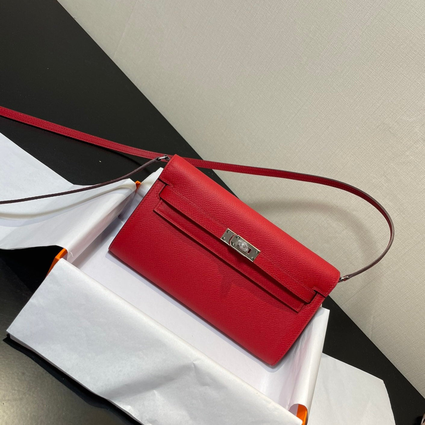 Kelly WOC 20.5 rojo Epsom herrajes plateados