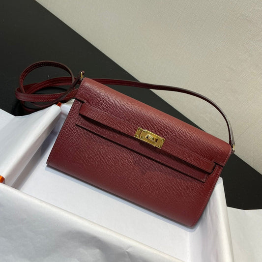 Cartera Kelly To Go de 20,5" con acabado rugoso y herrajes dorados Epsom