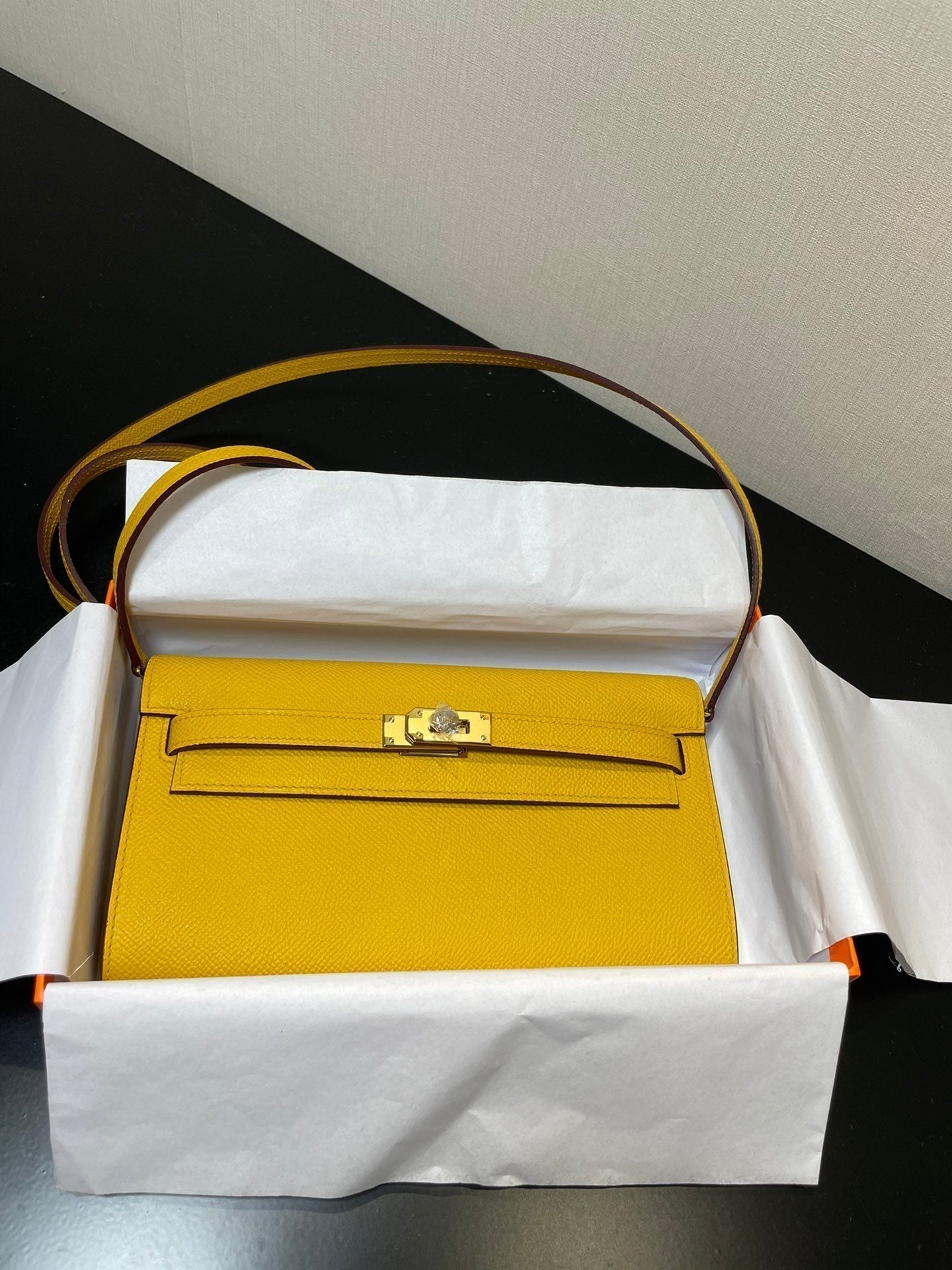 Kelly WOC 20.5 amarillo Epsom Gold Hardware