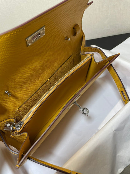 Cartera Kelly To Go de 20,5" amarilla con herrajes plateados Epsom