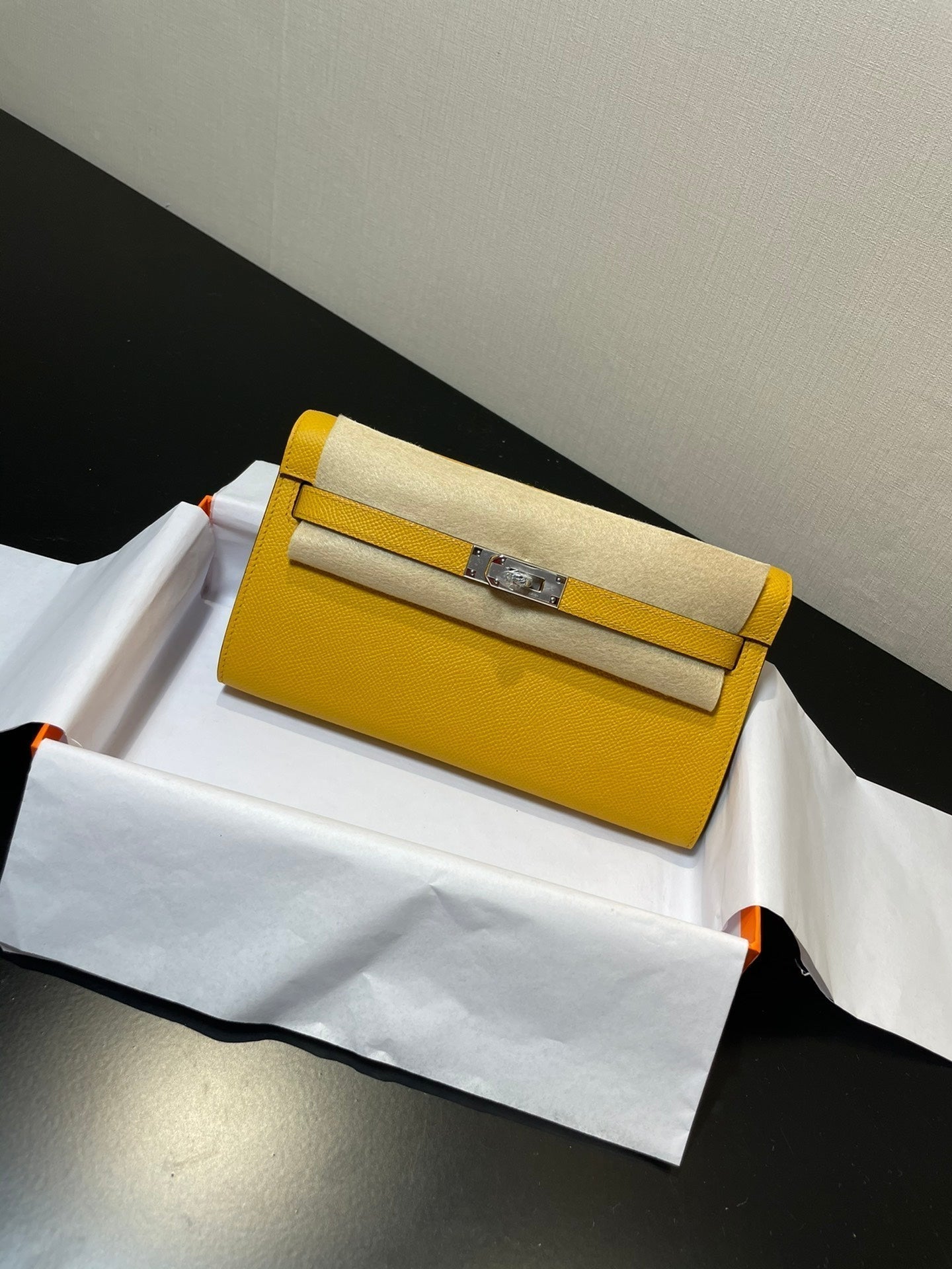Kelly WOC 20.5 amarillo Epsom herrajes plateados