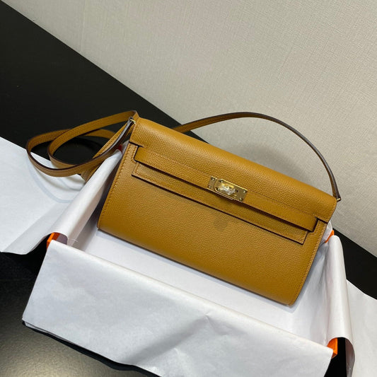 Cartera Kelly To Go de 20,5" Kraft Epsom Gold Hardware