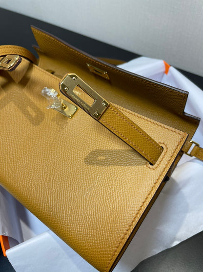 Cartera Kelly To Go de 20,5" Kraft Epsom Gold Hardware