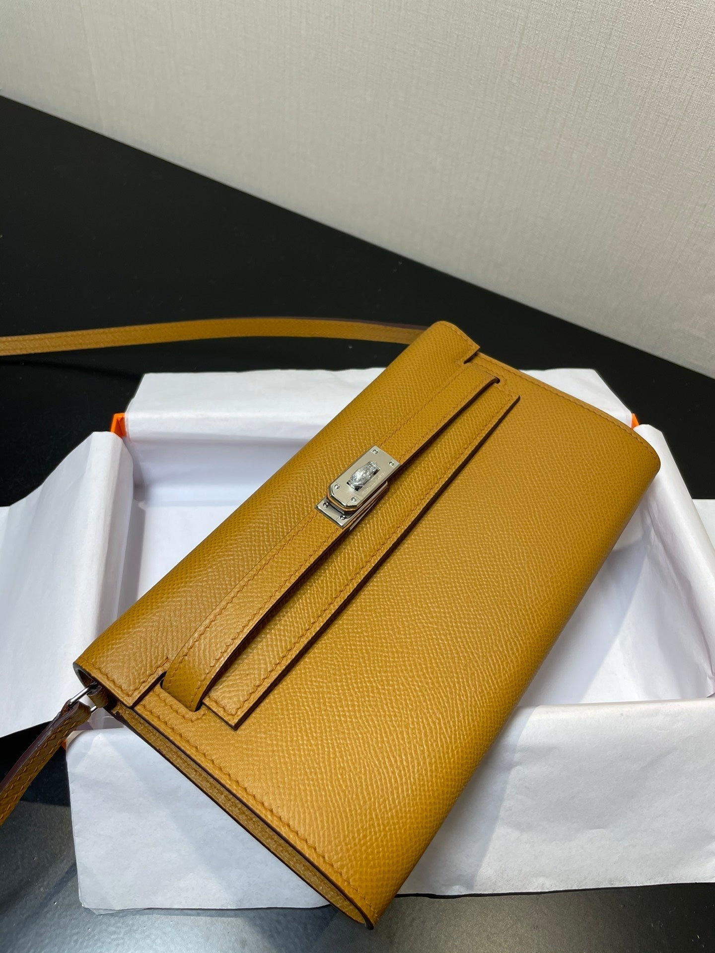 Cartera Kelly To Go de 20,5" Kraft Epsom con herrajes plateados