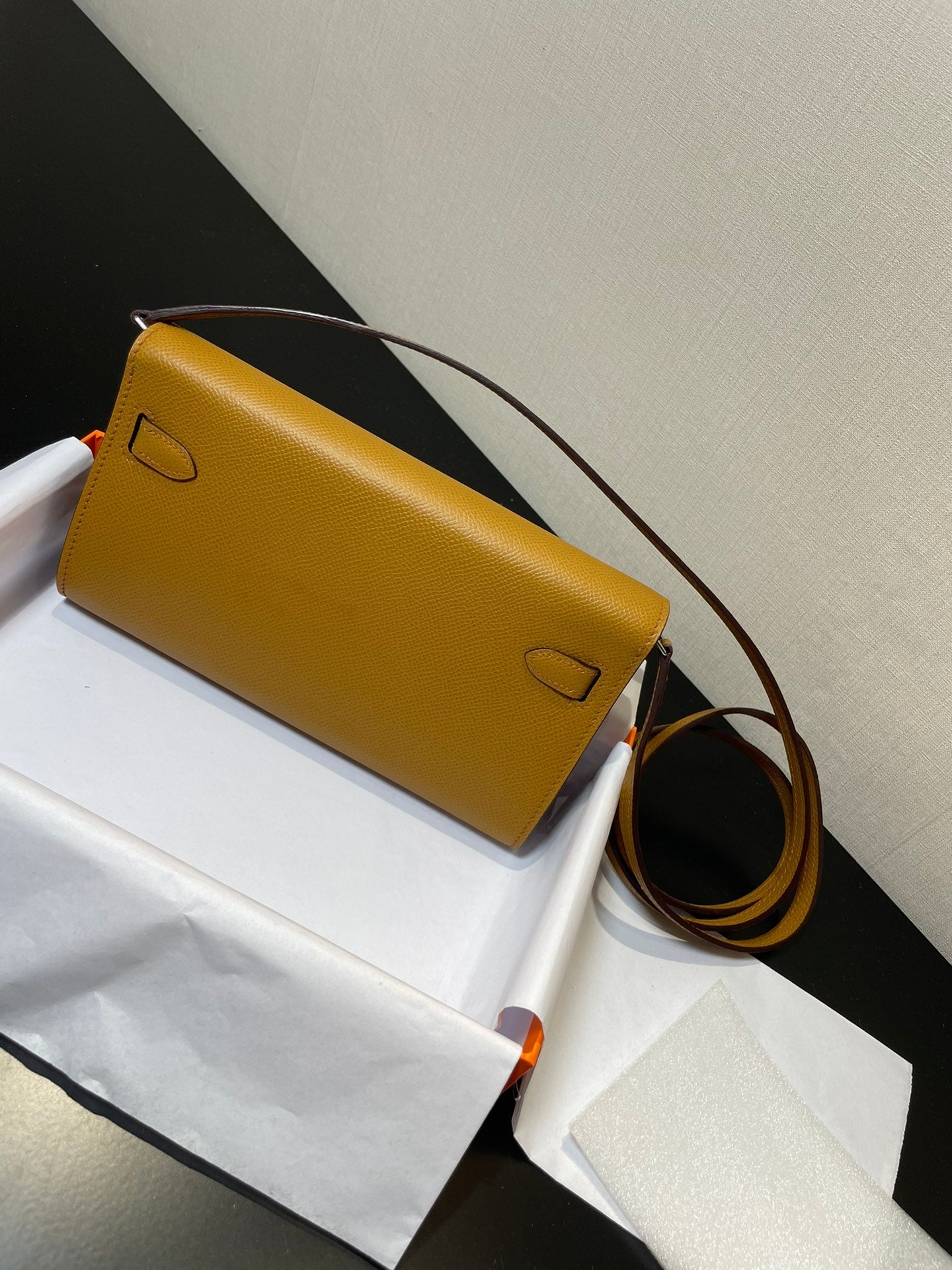 Cartera Kelly To Go de 20,5" Kraft Epsom con herrajes plateados