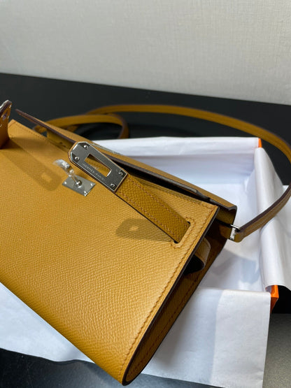 Cartera Kelly To Go de 20,5" Kraft Epsom con herrajes plateados