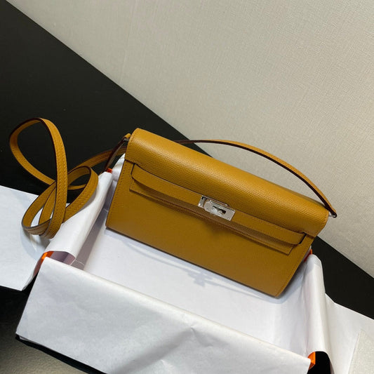 Cartera Kelly To Go de 20,5" Kraft Epsom con herrajes plateados